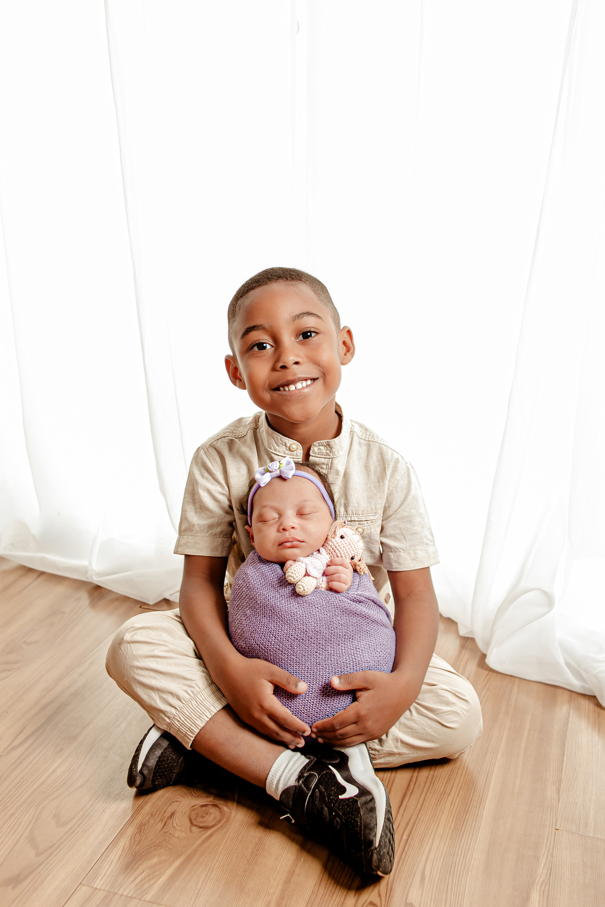 newborn menina flor princesa família irmão irmã irmãos lilás rosa vermelho Deus divina amigurumi niterói região oceânica rio de janeiro recém nascido ensaio fotográfico fotografia retrato