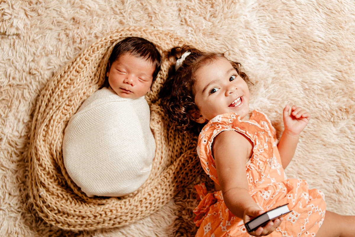 newborn recém nascido ensaio fotográfico fotografia retrato família Deus menino irmãos irmã irmão cristão barco flamengo Niterói Região Oceânica Itaipu Rio de Janeiro