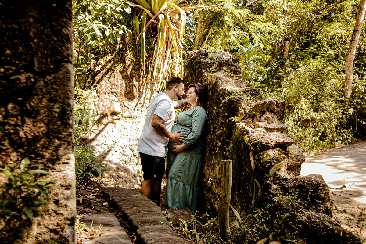 gestante gestação newborn recém nascido família floresta bebê neném filho filha irmãos Niterói Floresta de Eucalipto Ruínas antigas Parque da Cidade Rio de Janeiro ensaio fotográfico fotografia foto