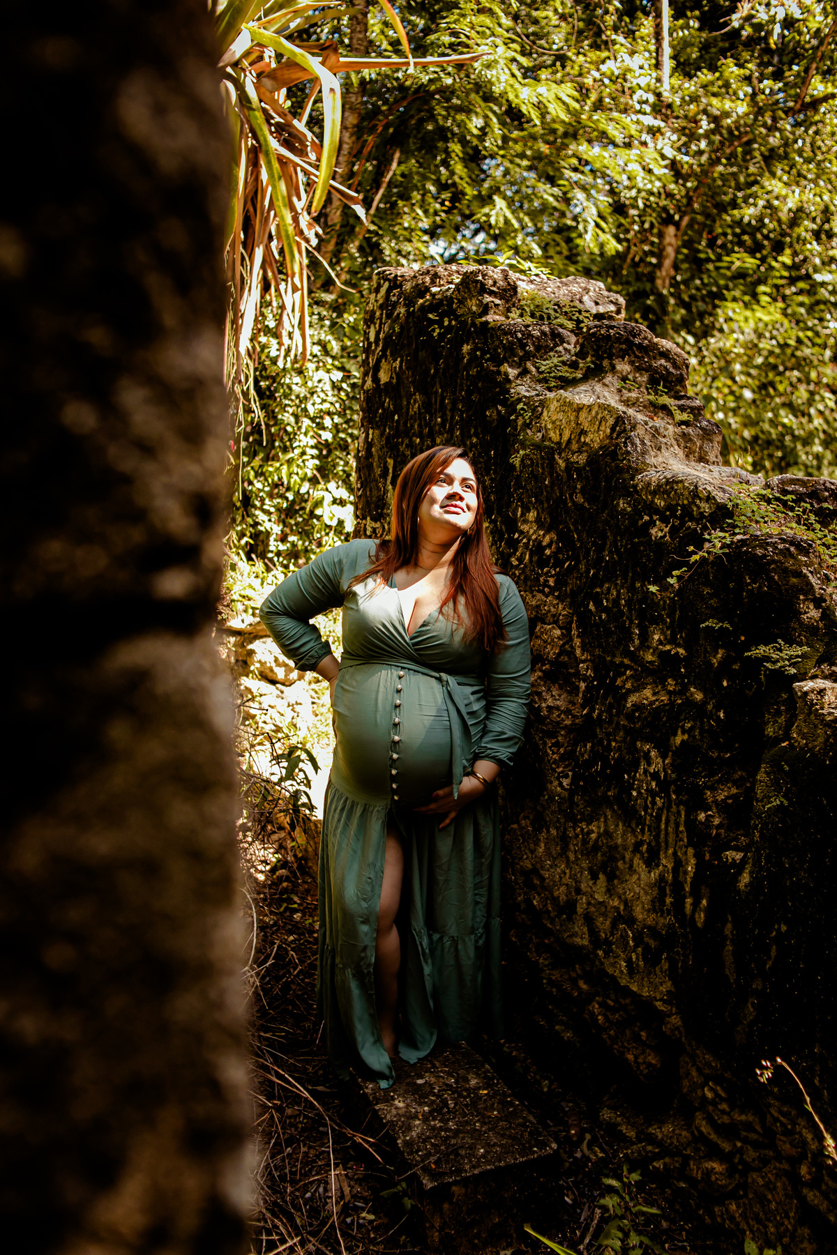 gestante gestação newborn recém nascido família floresta bebê neném filho filha irmãos Niterói Floresta de Eucalipto Ruínas antigas Parque da Cidade Rio de Janeiro ensaio fotográfico fotografia foto