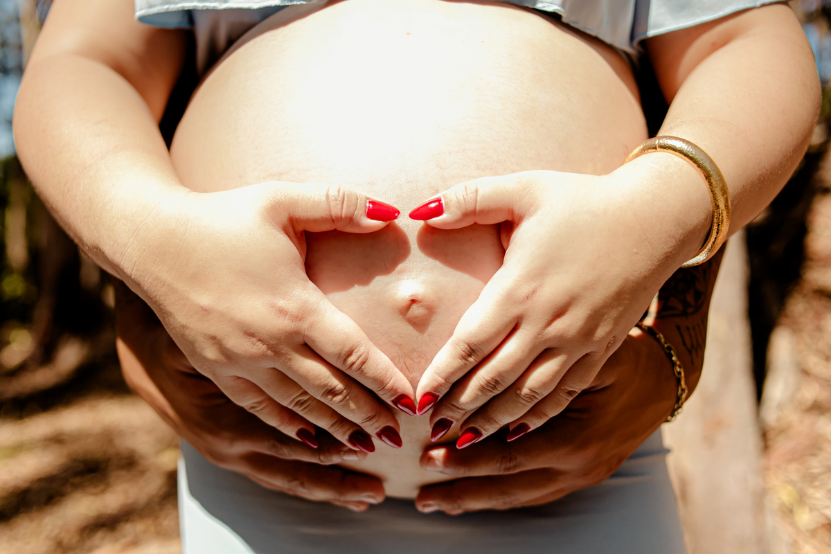gestante gestação newborn recém nascido família floresta bebê neném filho filha irmãos Niterói Floresta de Eucalipto Ruínas antigas Parque da Cidade Rio de Janeiro ensaio fotográfico fotografia foto