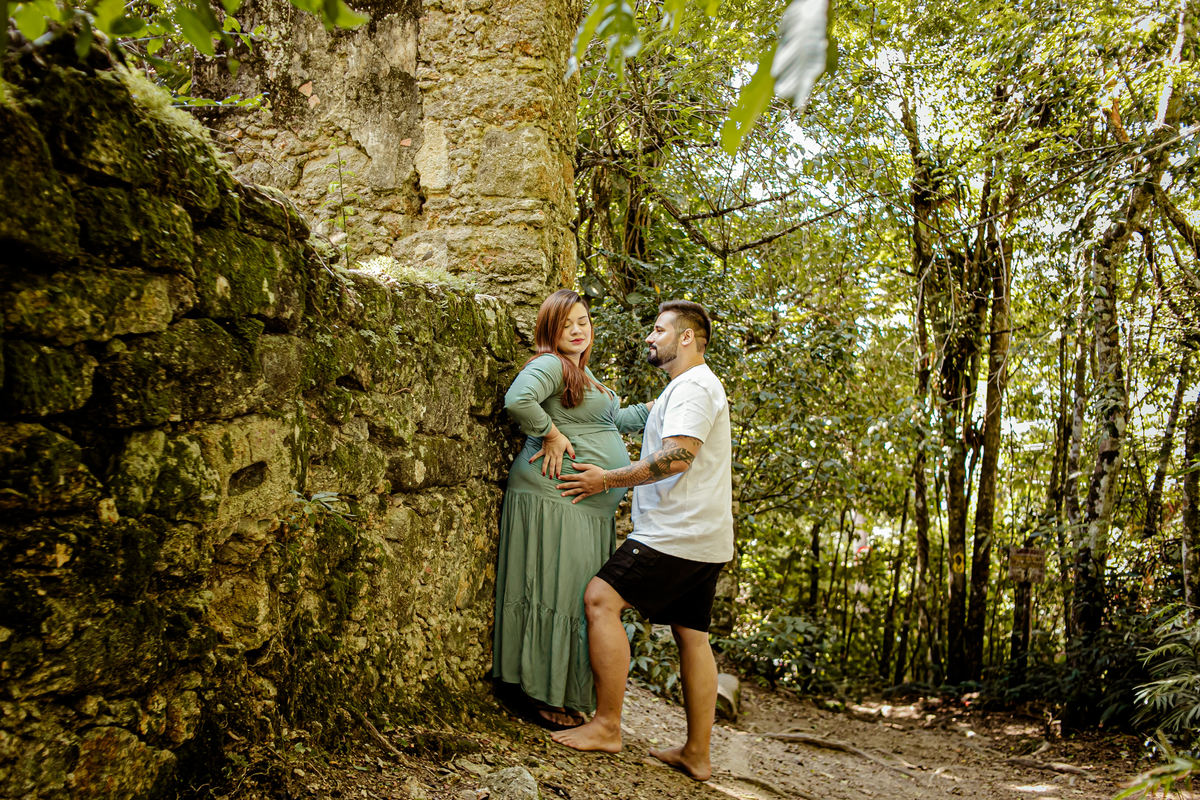 gestante gestação newborn recém nascido família floresta bebê neném filho filha irmãos Niterói Floresta de Eucalipto Ruínas antigas Parque da Cidade Rio de Janeiro ensaio fotográfico fotografia foto