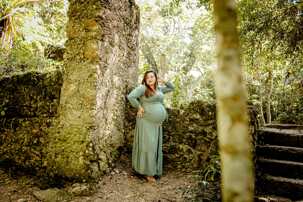 gestante gestação newborn recém nascido família floresta bebê neném filho filha irmãos Niterói Floresta de Eucalipto Ruínas antigas Parque da Cidade Rio de Janeiro ensaio fotográfico fotografia foto