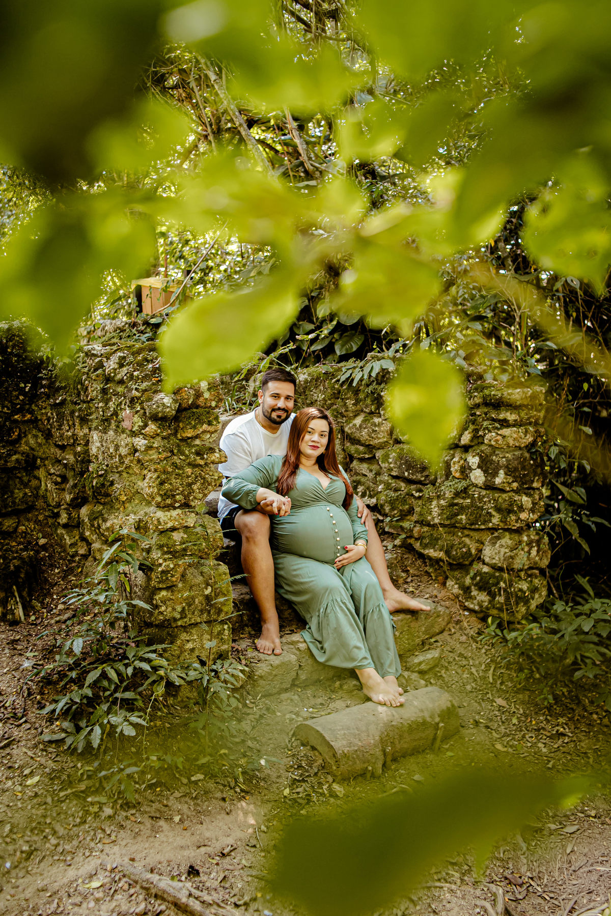gestante gestação newborn recém nascido família floresta bebê neném filho filha irmãos Niterói Floresta de Eucalipto Ruínas antigas Parque da Cidade Rio de Janeiro ensaio fotográfico fotografia foto