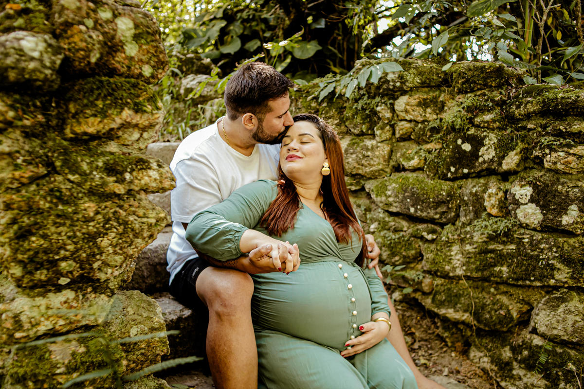 gestante gestação newborn recém nascido família floresta bebê neném filho filha irmãos Niterói Floresta de Eucalipto Ruínas antigas Parque da Cidade Rio de Janeiro ensaio fotográfico fotografia foto