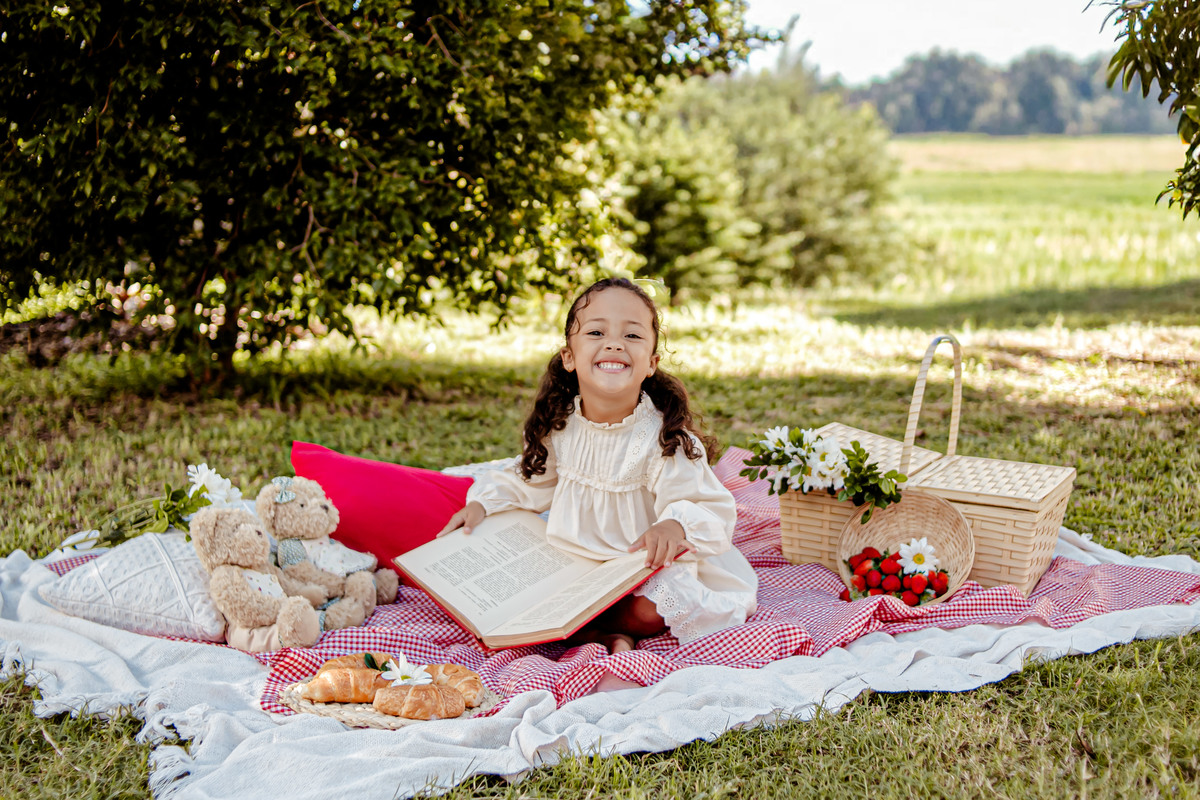 picnic aniversário b-day bday happy birthday celebração floresta morango croissant ursinho urso livro leitura sonho boho rústico ensaio externo fotografia foto retrato Niterói Itaipu Rio de Janeiro