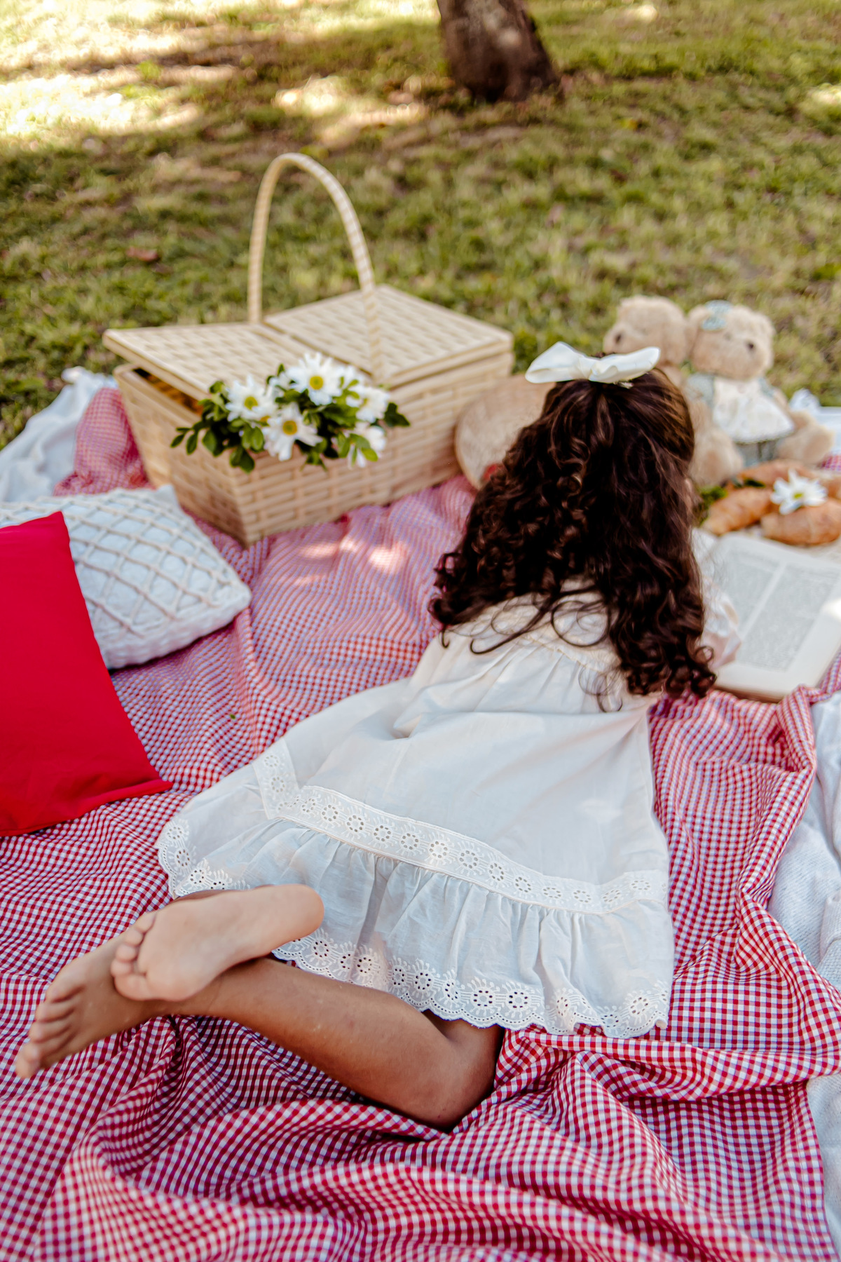 picnic aniversário b-day bday happy birthday celebração floresta morango croissant ursinho urso livro leitura sonho boho rústico ensaio externo fotografia foto retrato Niterói Itaipu Rio de Janeiro