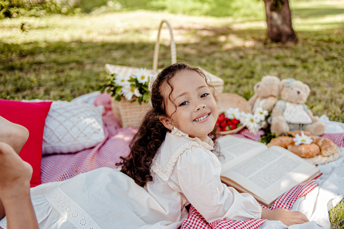 picnic aniversário b-day bday happy birthday celebração floresta morango croissant ursinho urso livro leitura sonho boho rústico ensaio externo fotografia foto retrato Niterói Itaipu Rio de Janeiro