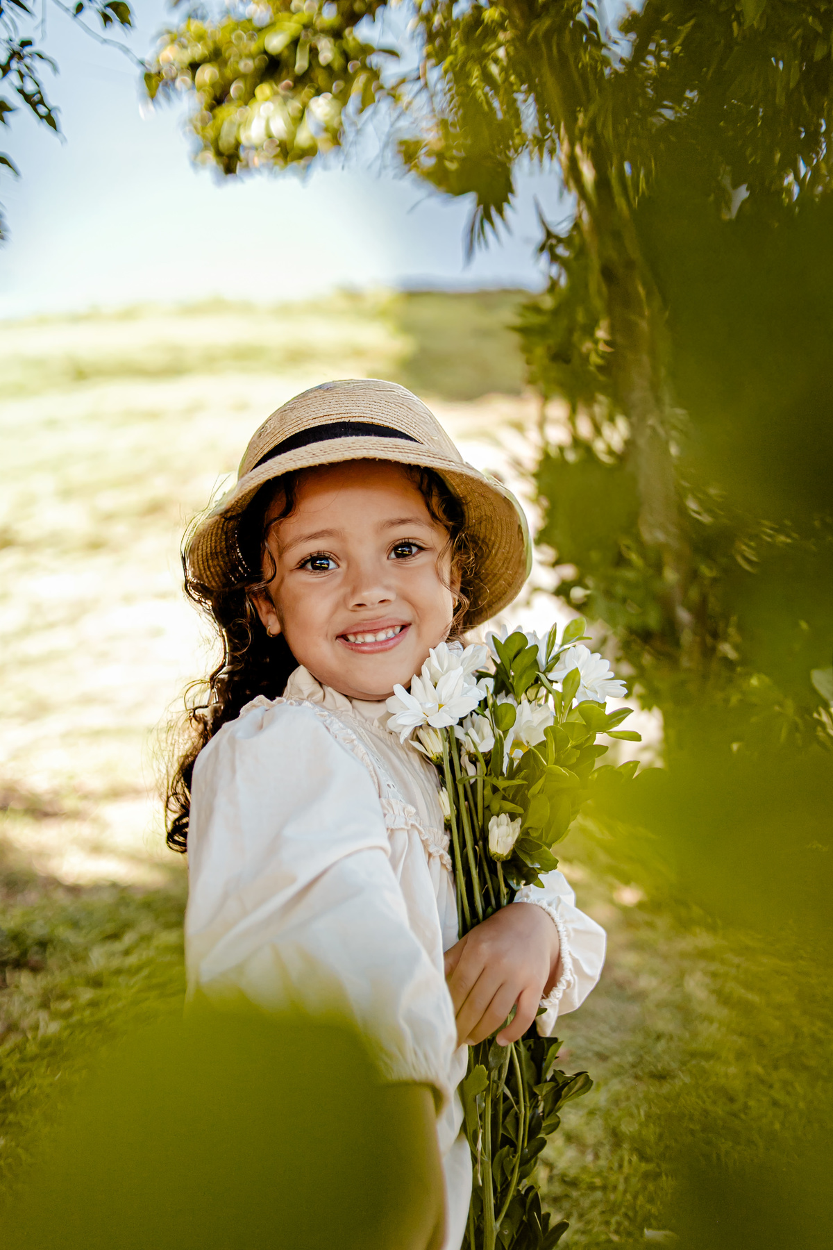 picnic aniversário b-day bday happy birthday celebração floresta morango croissant ursinho urso livro leitura sonho boho rústico ensaio externo fotografia foto retrato Niterói Itaipu Rio de Janeiro