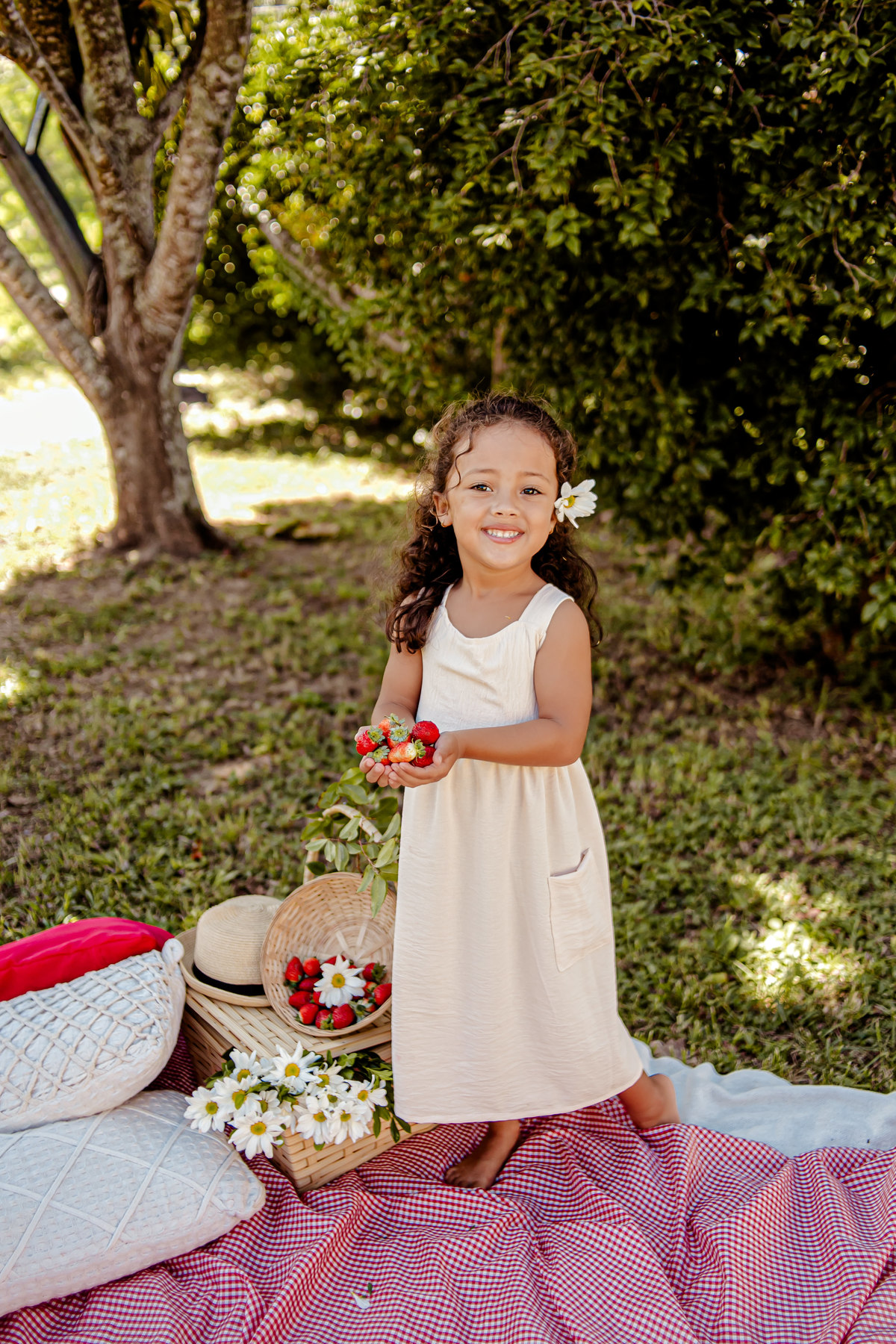 picnic aniversário b-day bday happy birthday celebração floresta morango croissant ursinho urso livro leitura sonho boho rústico ensaio externo fotografia foto retrato Niterói Itaipu Rio de Janeiro