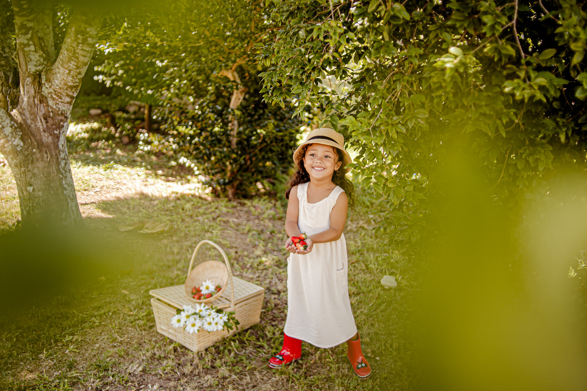 picnic aniversário b-day bday happy birthday celebração floresta morango croissant ursinho urso livro leitura sonho boho rústico ensaio externo fotografia foto retrato Niterói Itaipu Rio de Janeiro