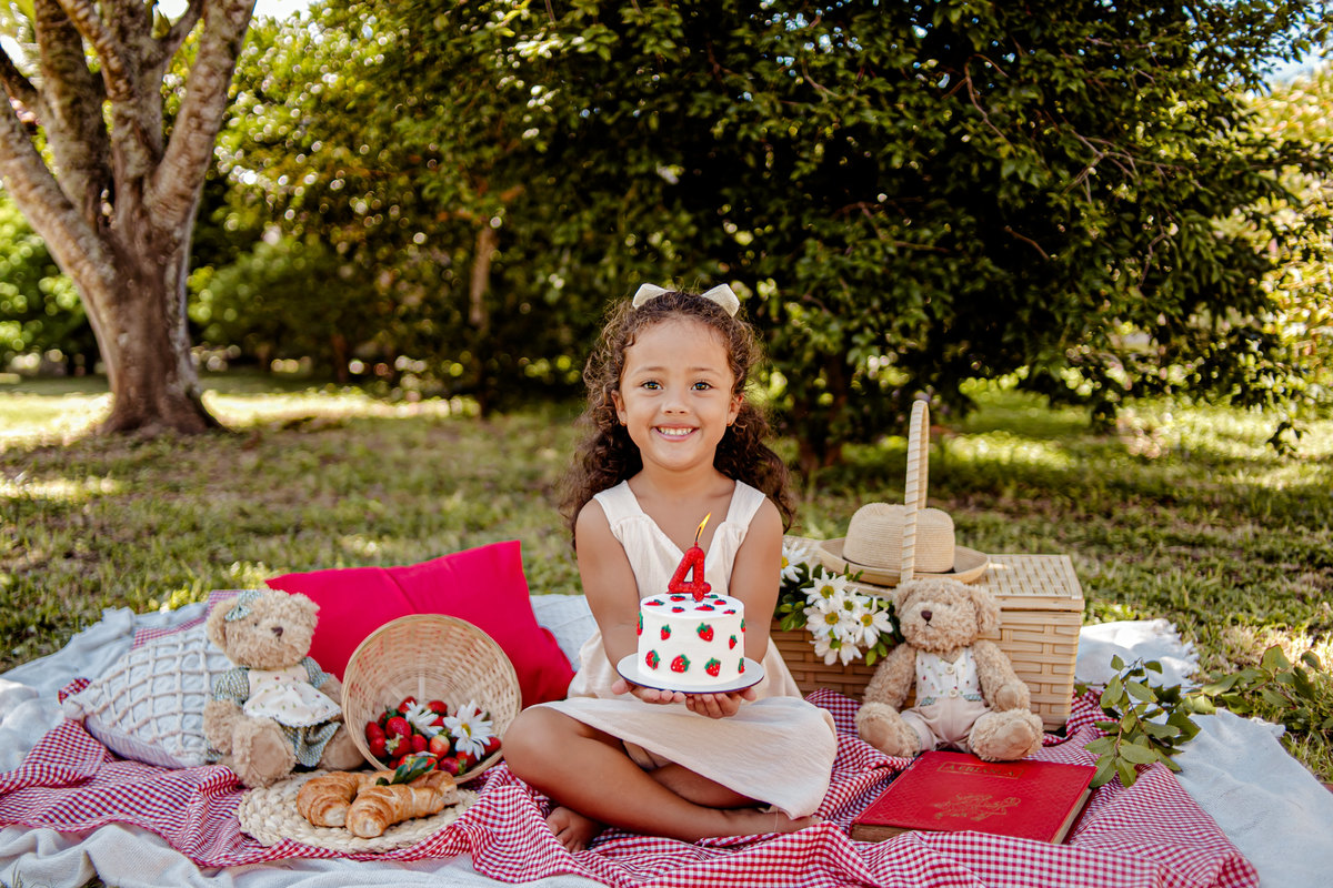 picnic aniversário b-day bday happy birthday celebração floresta morango croissant ursinho urso livro leitura sonho boho rústico ensaio externo fotografia foto retrato Niterói Itaipu Rio de Janeiro