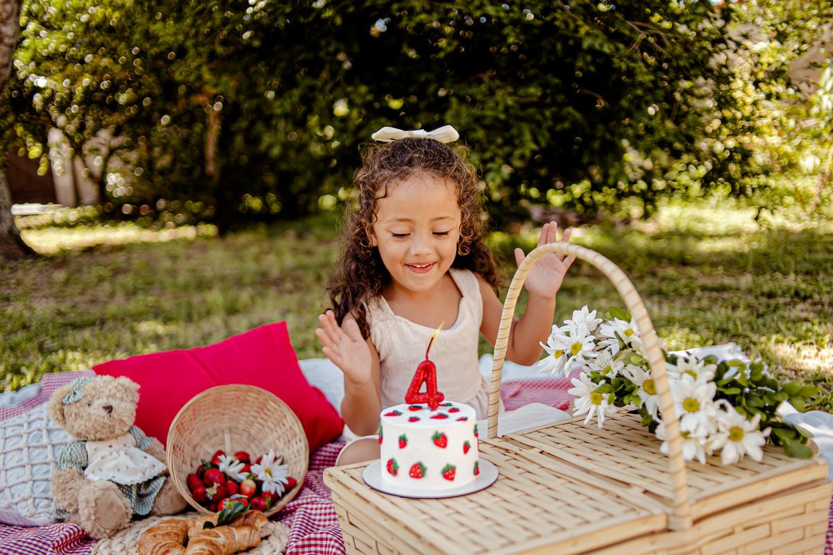 picnic aniversário b-day bday happy birthday celebração floresta morango croissant ursinho urso livro leitura sonho boho rústico ensaio externo fotografia foto retrato Niterói Itaipu Rio de Janeiro