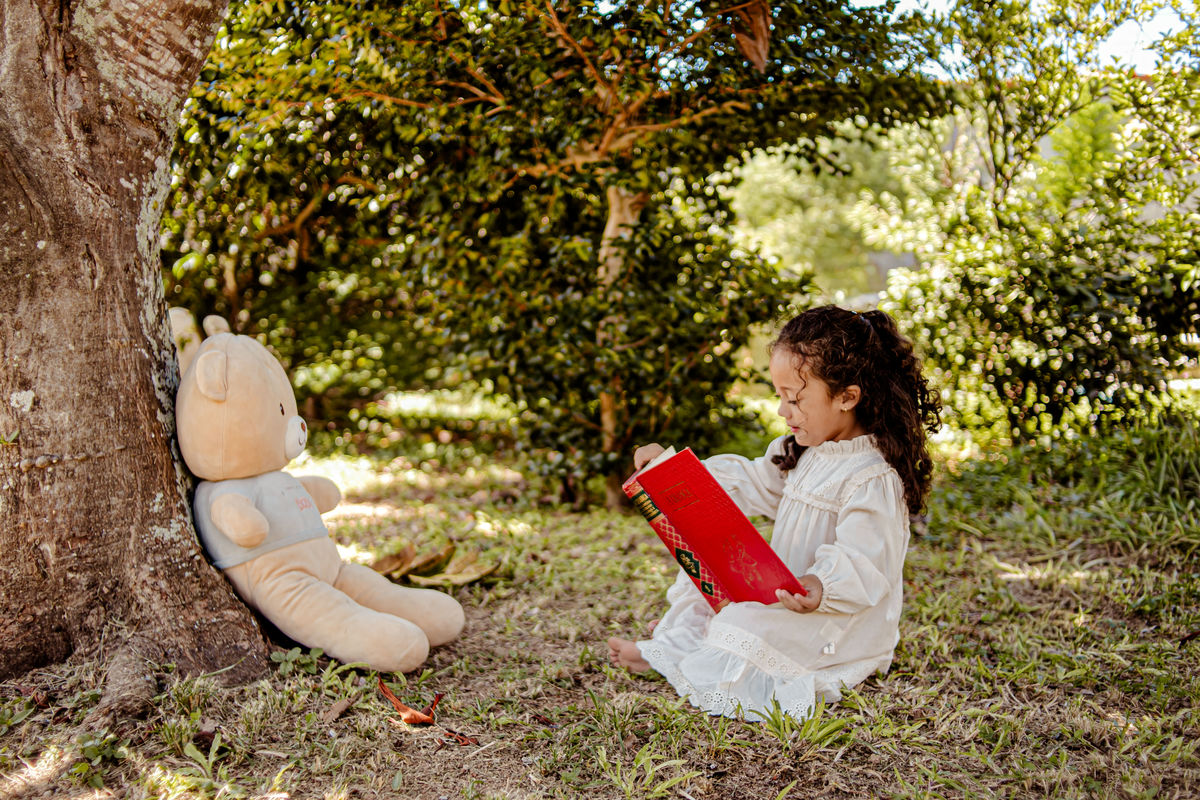picnic aniversário b-day bday happy birthday celebração floresta morango croissant ursinho urso livro leitura sonho boho rústico ensaio externo fotografia foto retrato Niterói Itaipu Rio de Janeiro