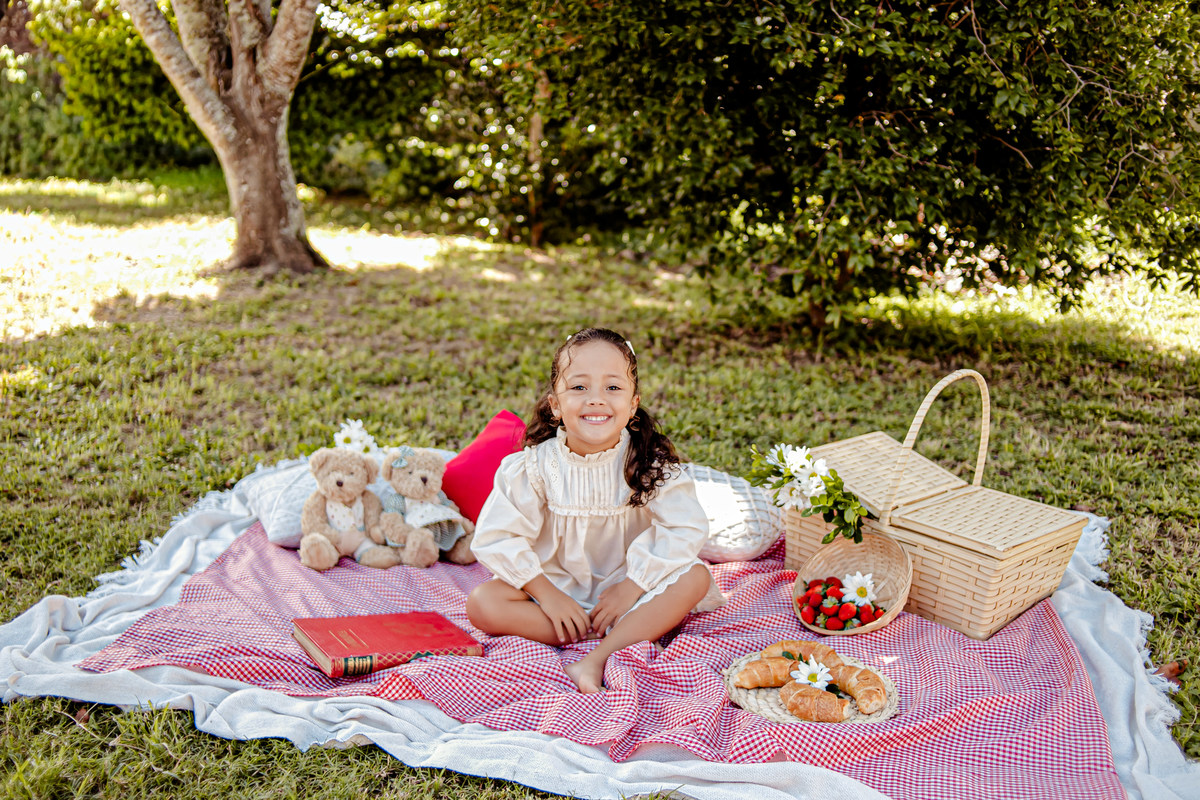 picnic aniversário b-day bday happy birthday celebração floresta morango croissant ursinho urso livro leitura sonho boho rústico ensaio externo fotografia foto retrato Niterói Itaipu Rio de Janeiro