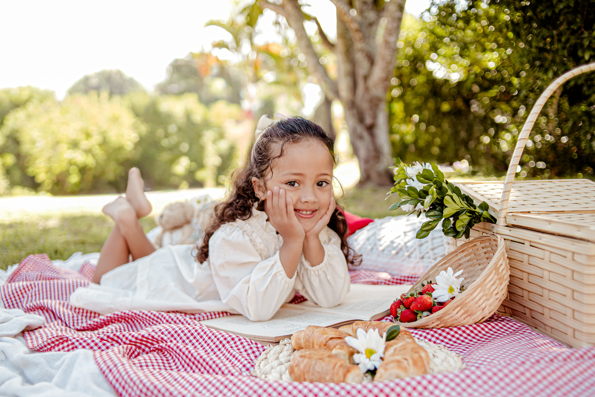 picnic aniversário b-day bday happy birthday celebração floresta morango croissant ursinho urso livro leitura sonho boho rústico ensaio externo fotografia foto retrato Niterói Itaipu Rio de Janeiro