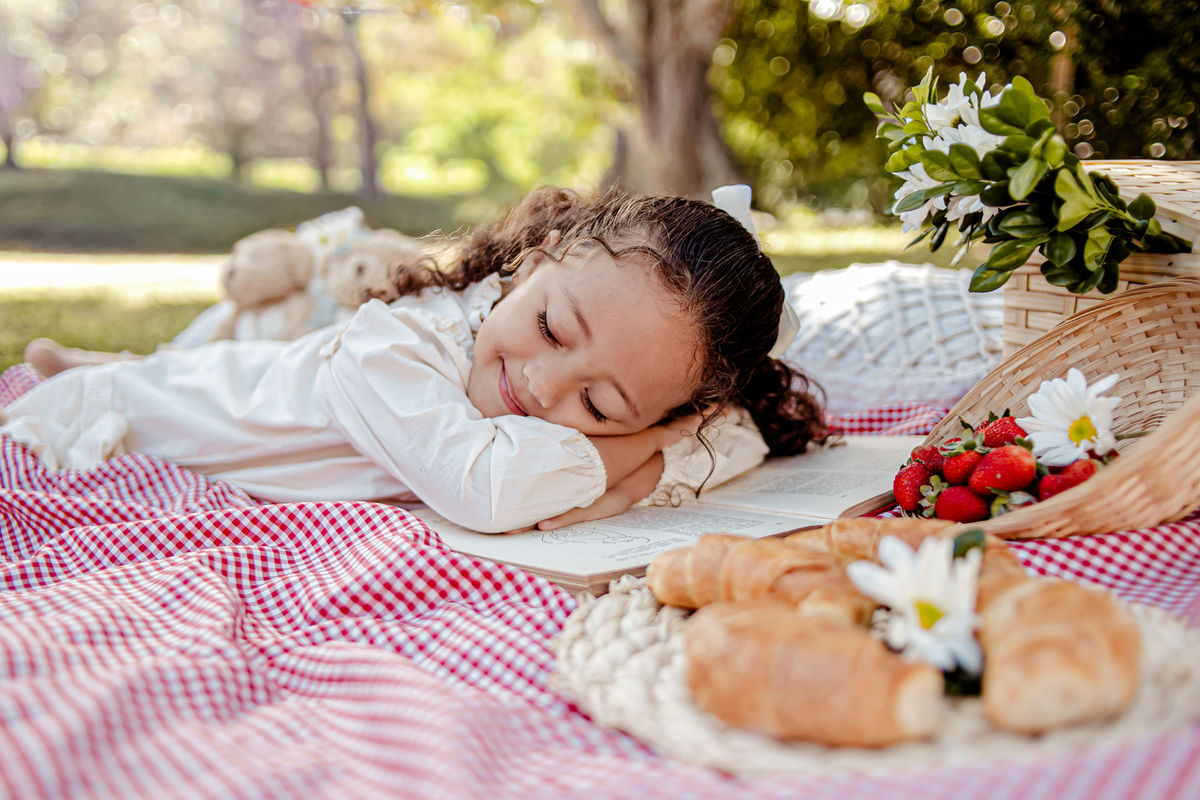picnic aniversário b-day bday happy birthday celebração floresta morango croissant ursinho urso livro leitura sonho boho rústico ensaio externo fotografia foto retrato Niterói Itaipu Rio de Janeiro
