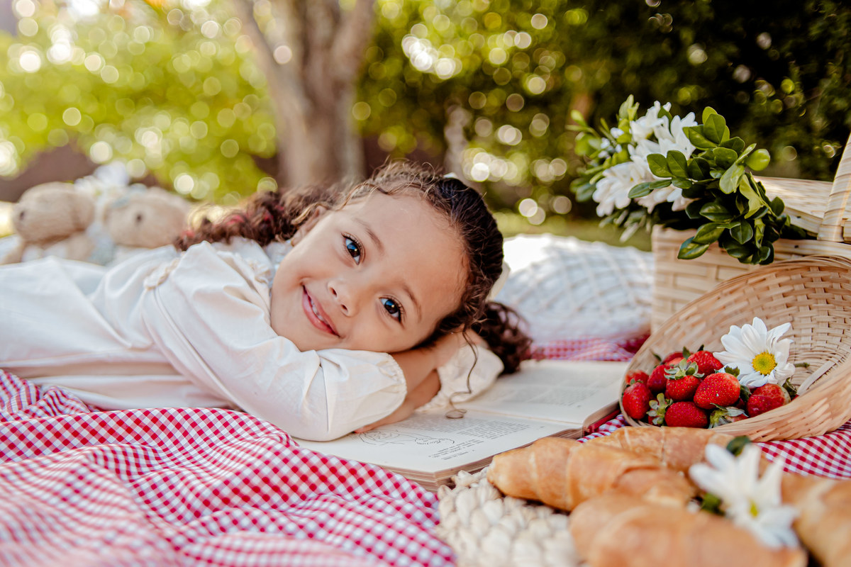 picnic aniversário b-day bday happy birthday celebração floresta morango croissant ursinho urso livro leitura sonho boho rústico ensaio externo fotografia foto retrato Niterói Itaipu Rio de Janeiro