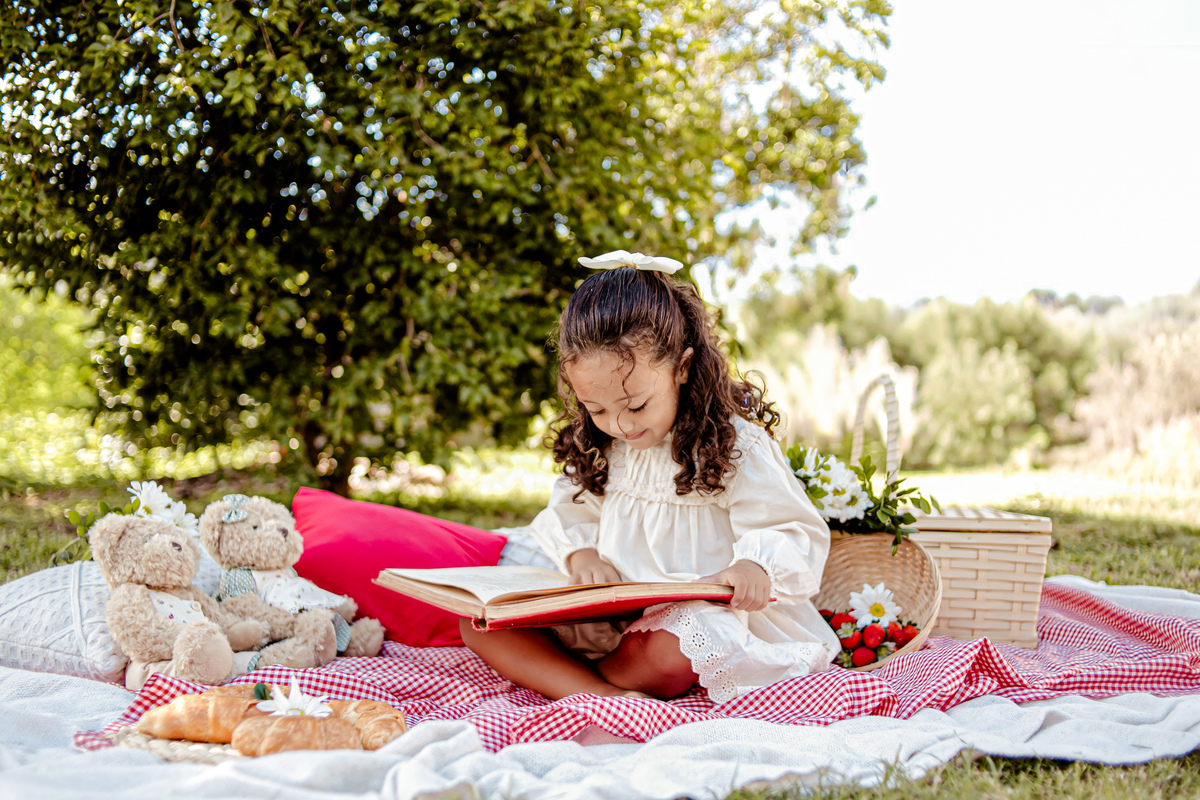 picnic aniversário b-day bday happy birthday celebração floresta morango croissant ursinho urso livro leitura sonho boho rústico ensaio externo fotografia foto retrato Niterói Itaipu Rio de Janeiro