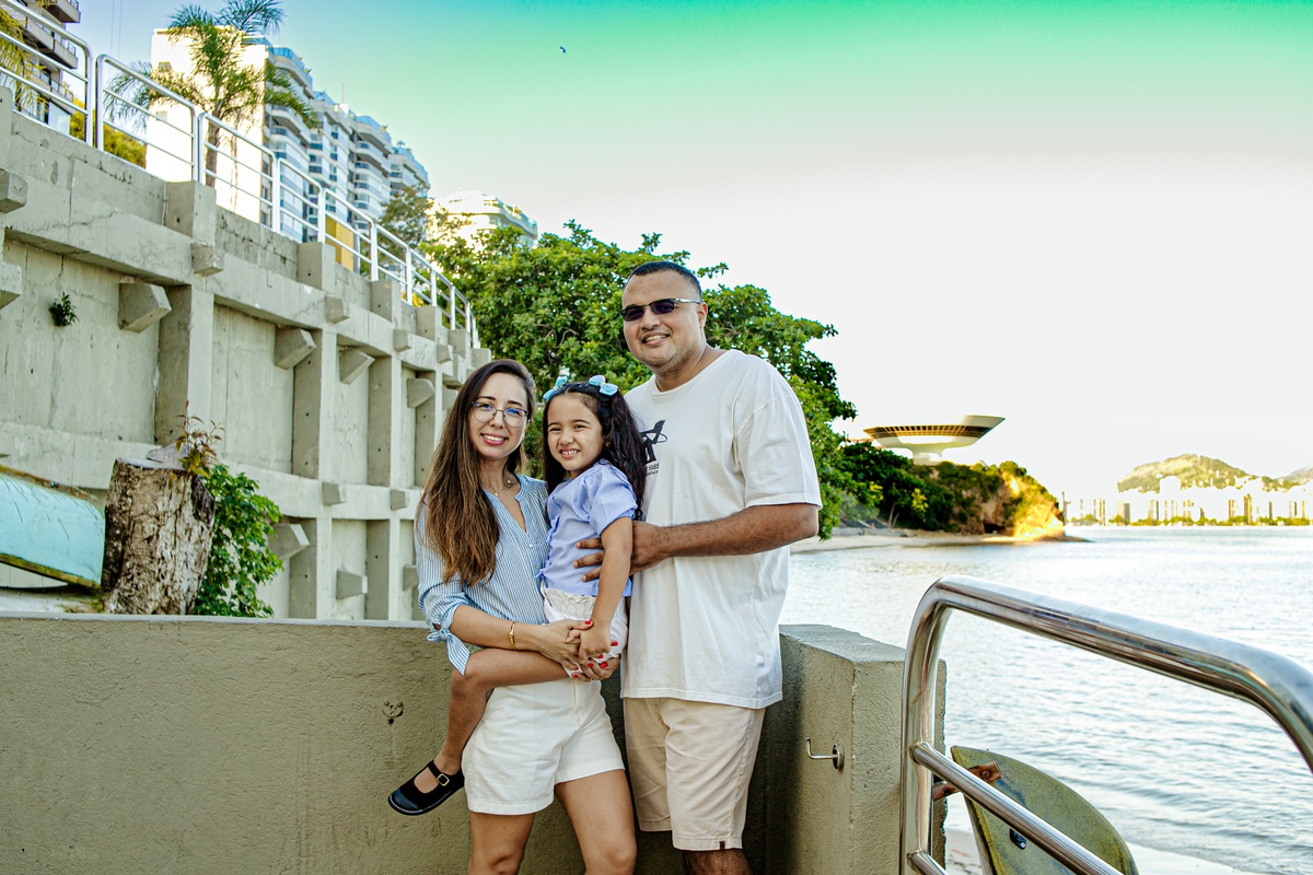 ensaio em família Boa Viagem MAC Niterói Rio de Janeiro Icaraí família mãe e filha pai floresta praia mar tarde, pôr do sol, neltur 