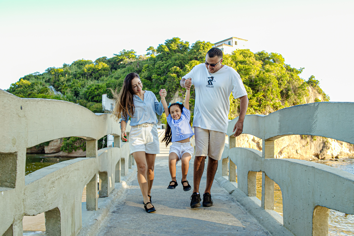 ensaio em família Boa Viagem MAC Niterói Rio de Janeiro Icaraí família mãe e filha pai floresta praia mar tarde, pôr do sol, neltur 