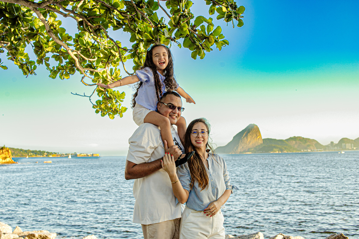 ensaio em família Boa Viagem MAC Niterói Rio de Janeiro Icaraí família mãe e filha pai floresta praia mar tarde, pôr do sol, neltur 
