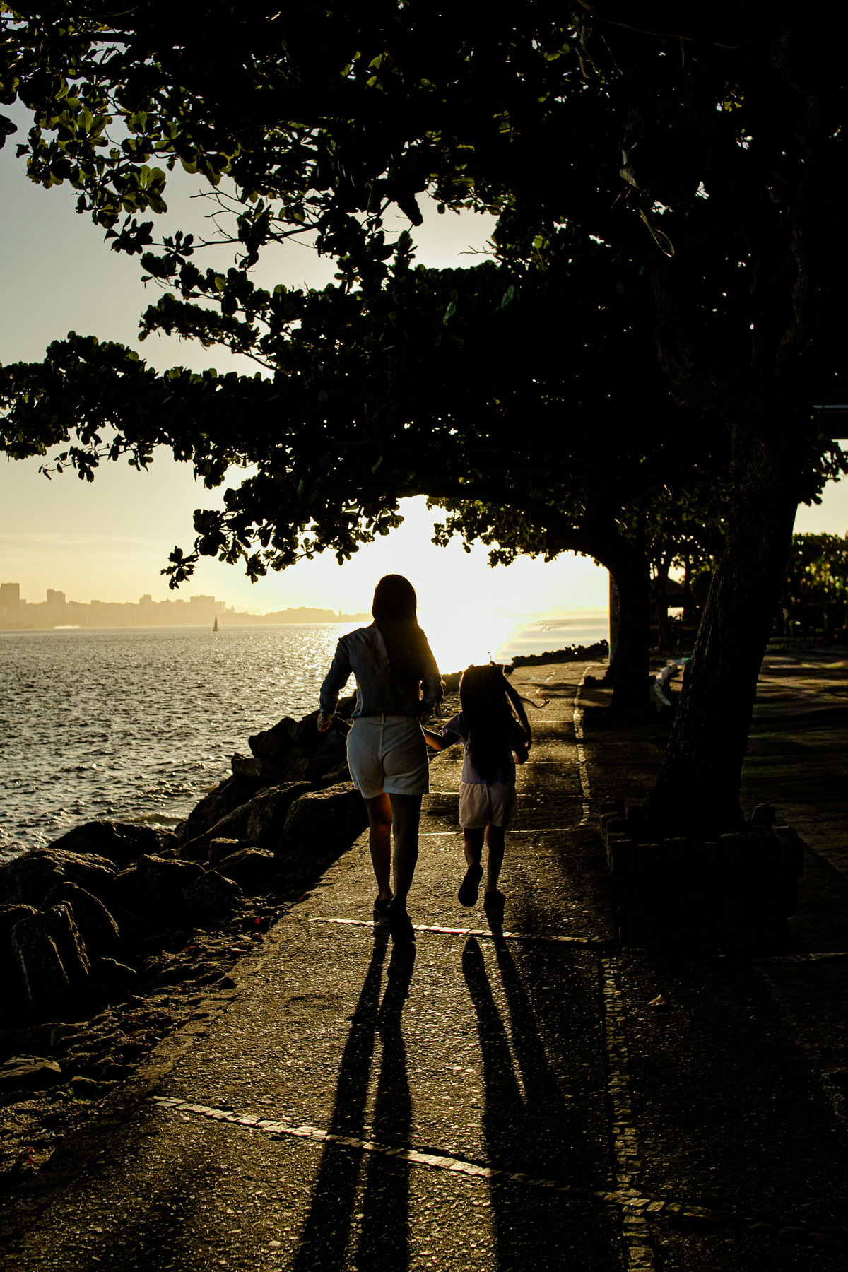 ensaio em família Boa Viagem MAC Niterói Rio de Janeiro Icaraí família mãe e filha pai floresta praia mar tarde, pôr do sol, neltur 