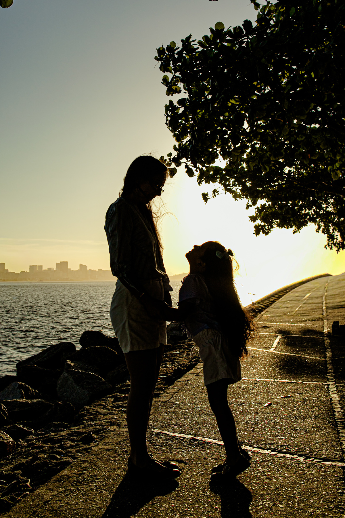 ensaio em família Boa Viagem MAC Niterói Rio de Janeiro Icaraí família mãe e filha pai floresta praia mar tarde, pôr do sol, neltur 