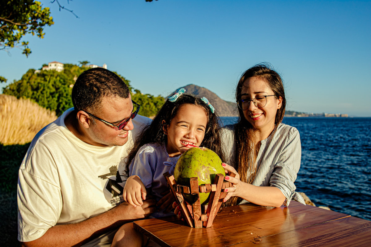 ensaio em família Boa Viagem MAC Niterói Rio de Janeiro Icaraí família mãe e filha pai floresta praia mar tarde, pôr do sol, neltur 