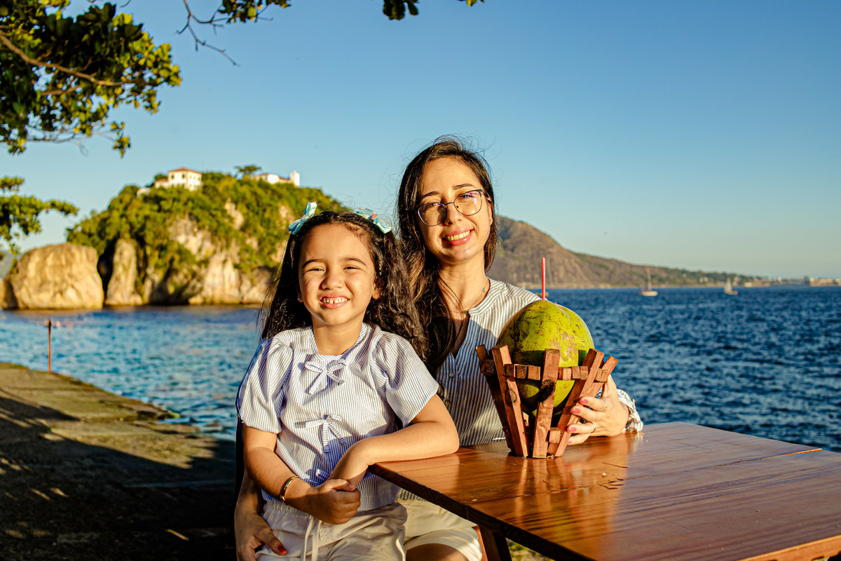 ensaio em família Boa Viagem MAC Niterói Rio de Janeiro Icaraí família mãe e filha pai floresta praia mar tarde, pôr do sol, neltur 