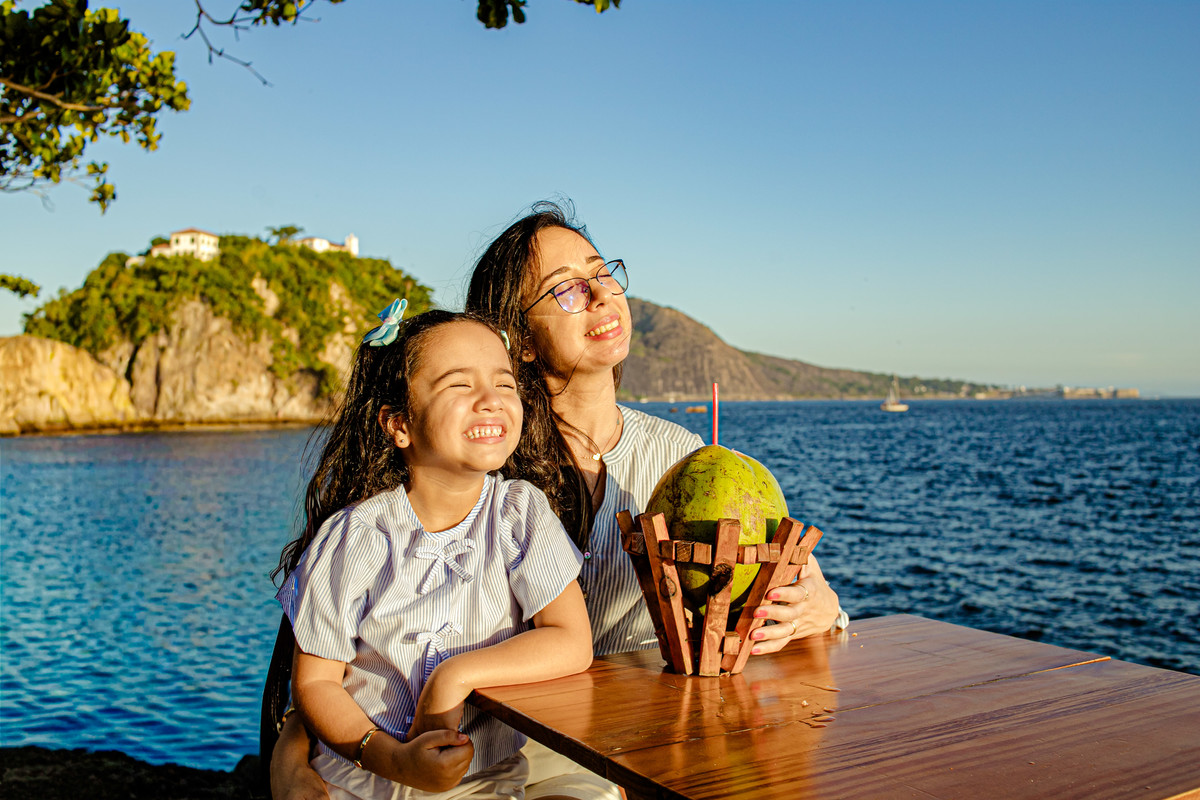 ensaio em família Boa Viagem MAC Niterói Rio de Janeiro Icaraí família mãe e filha pai floresta praia mar tarde, pôr do sol, neltur 