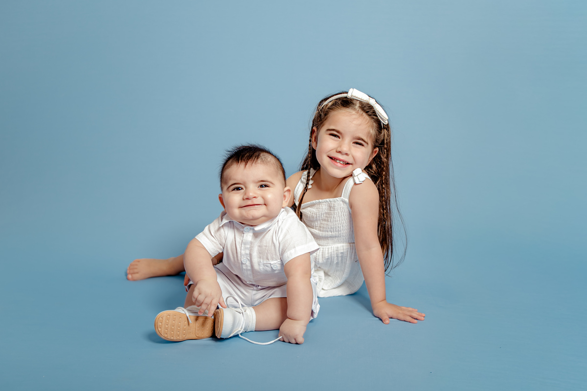 irmão irmã irmãos batismo príncipe princesa urso clean neutro boho família ensaio infantil fotografia fotográfico retrato Niterói Rio de Janeiro Itaipu Região Oceãnica