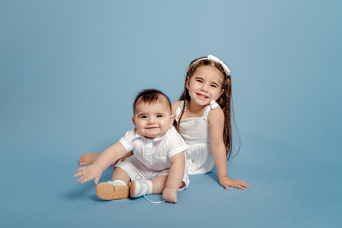 irmão irmã irmãos batismo príncipe princesa urso clean neutro boho família ensaio infantil fotografia fotográfico retrato Niterói Rio de Janeiro Itaipu Região Oceãnica