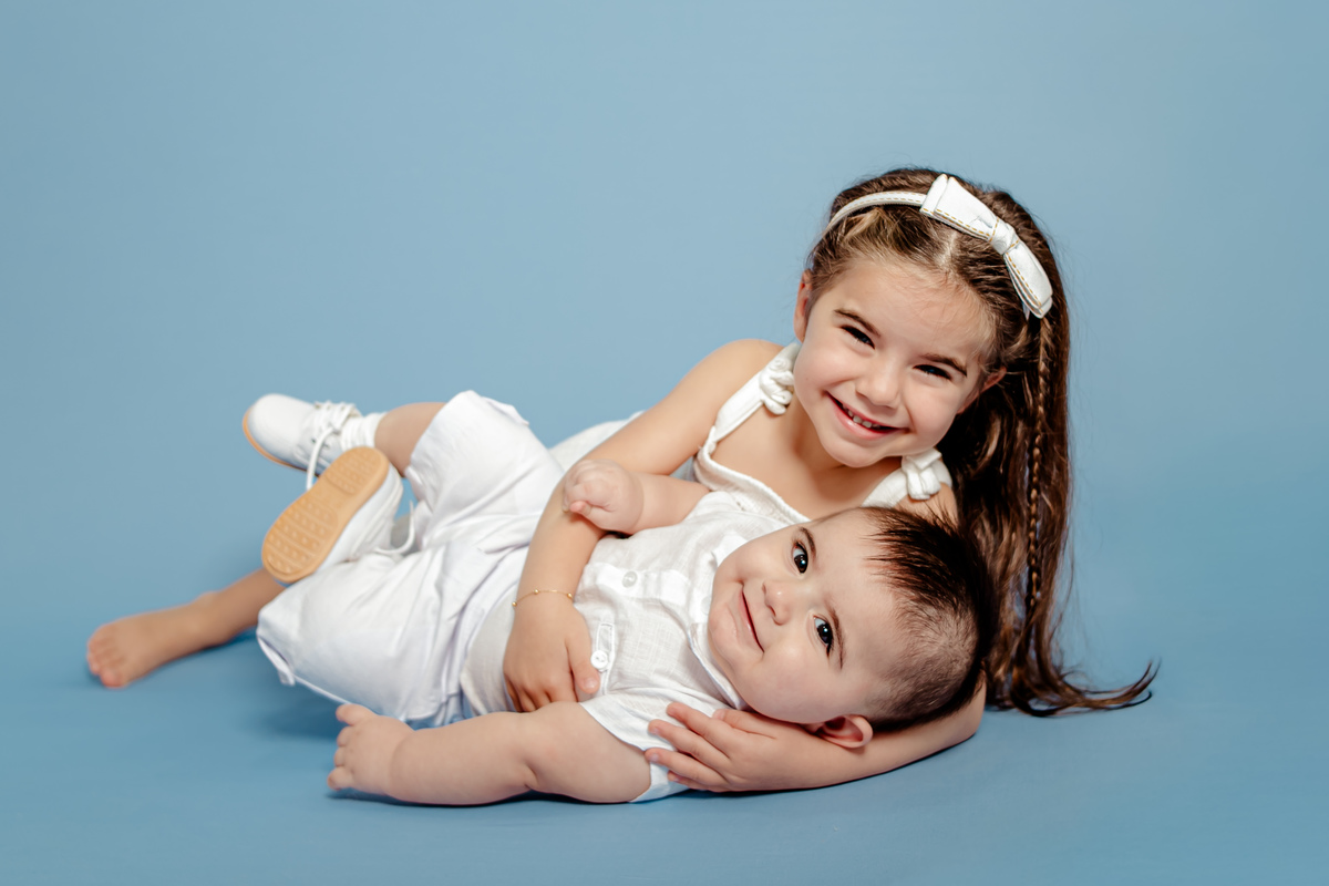 irmão irmã irmãos batismo príncipe princesa urso clean neutro boho família ensaio infantil fotografia fotográfico retrato Niterói Rio de Janeiro Itaipu Região Oceãnica