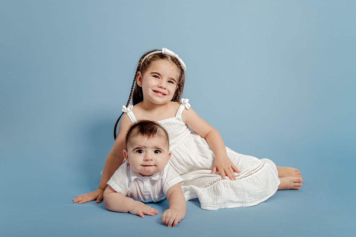 irmão irmã irmãos batismo príncipe princesa urso clean neutro boho família ensaio infantil fotografia fotográfico retrato Niterói Rio de Janeiro Itaipu Região Oceãnica