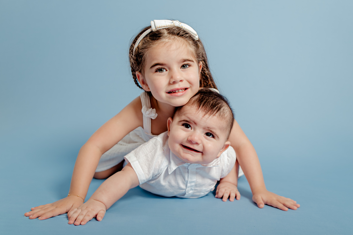 irmão irmã irmãos batismo príncipe princesa urso clean neutro boho família ensaio infantil fotografia fotográfico retrato Niterói Rio de Janeiro Itaipu Região Oceãnica