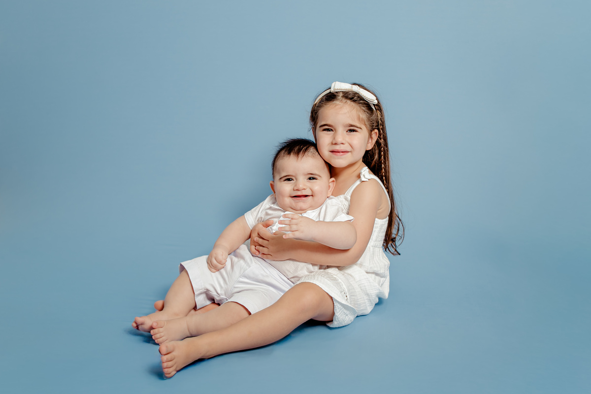 irmão irmã irmãos batismo príncipe princesa urso clean neutro boho família ensaio infantil fotografia fotográfico retrato Niterói Rio de Janeiro Itaipu Região Oceãnica