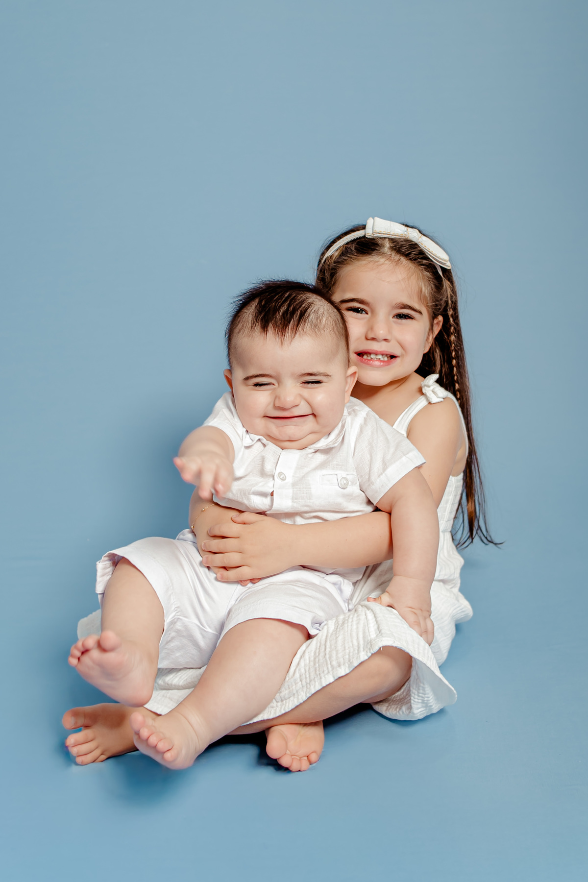 irmão irmã irmãos batismo príncipe princesa urso clean neutro boho família ensaio infantil fotografia fotográfico retrato Niterói Rio de Janeiro Itaipu Região Oceãnica