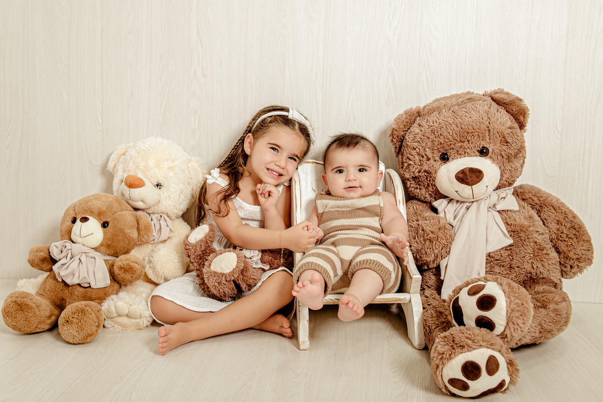 irmão irmã irmãos batismo príncipe princesa urso clean neutro boho família ensaio infantil fotografia fotográfico retrato Niterói Rio de Janeiro Itaipu Região Oceãnica