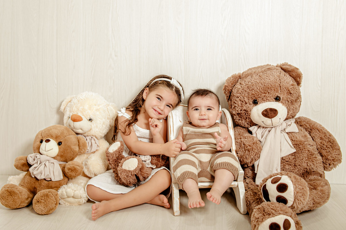 irmão irmã irmãos batismo príncipe princesa urso clean neutro boho família ensaio infantil fotografia fotográfico retrato Niterói Rio de Janeiro Itaipu Região Oceãnica
