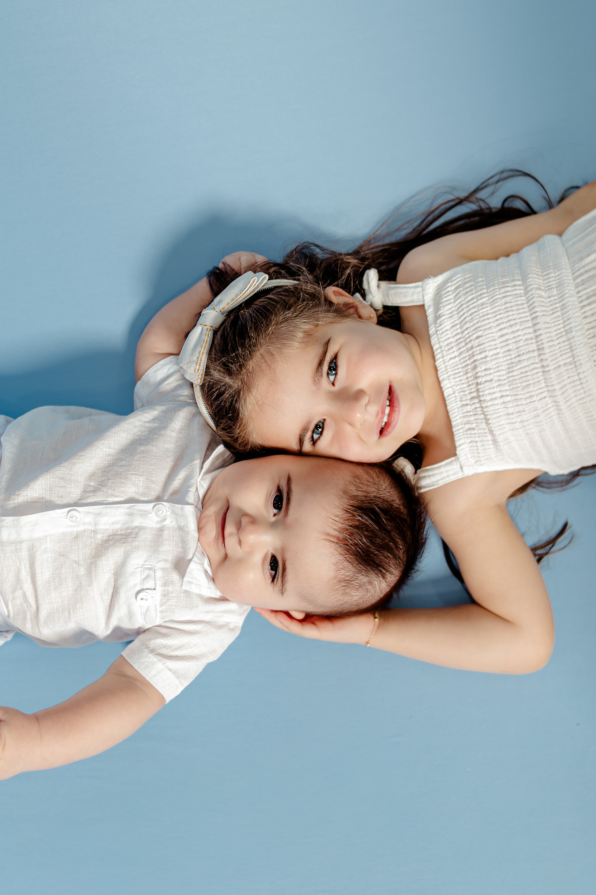 irmão irmã irmãos batismo príncipe princesa urso clean neutro boho família ensaio infantil fotografia fotográfico retrato Niterói Rio de Janeiro Itaipu Região Oceãnica