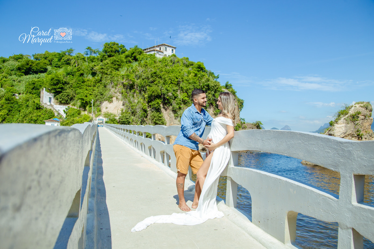 ensaio de gestante gestação praia casal sol Niterói Rio de Janeiro bebê menina pais maternidade paternidade amor carinho princesa