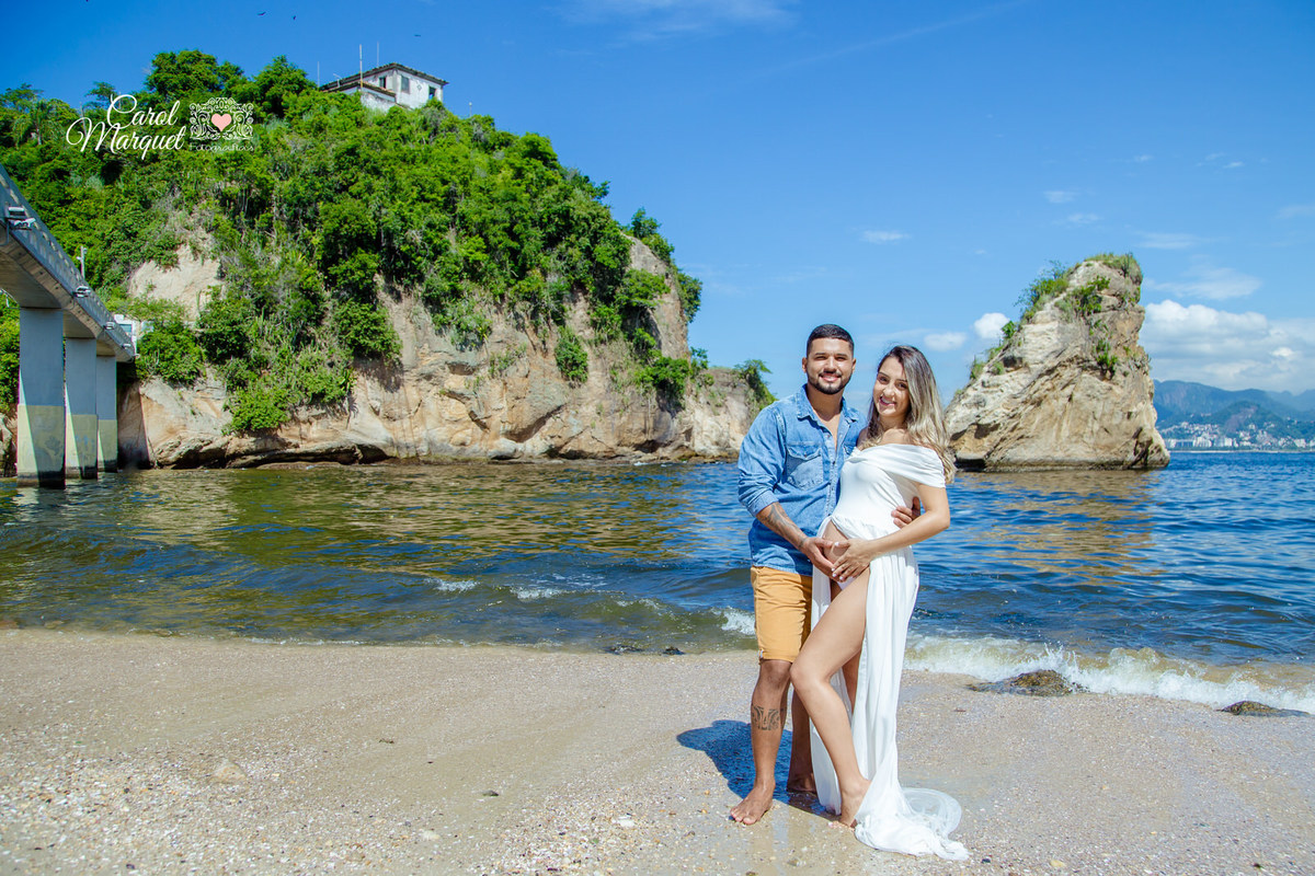 ensaio de gestante gestação praia casal sol Niterói Rio de Janeiro bebê menina pais maternidade paternidade amor carinho princesa