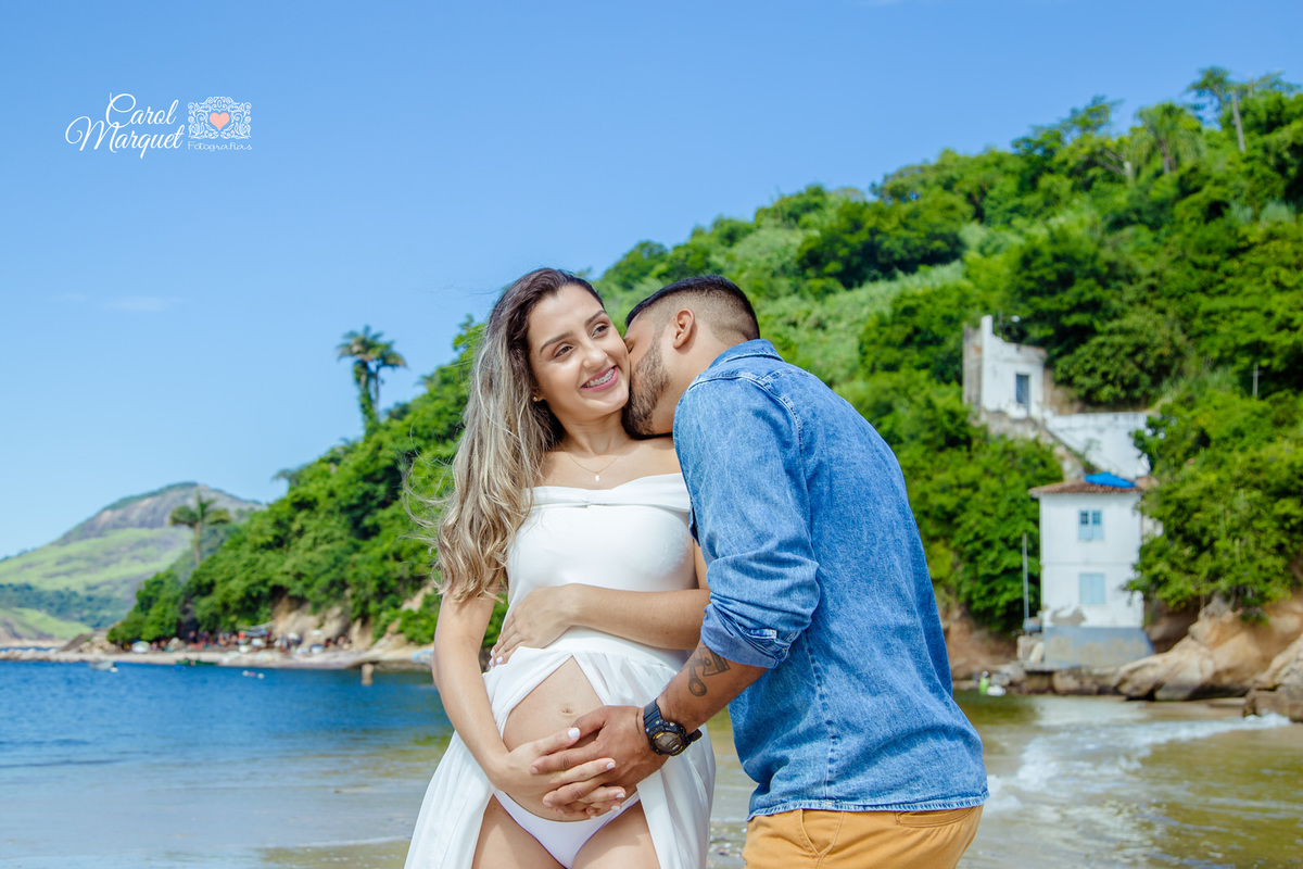 ensaio de gestante gestação praia casal sol Niterói Rio de Janeiro bebê menina pais maternidade paternidade amor carinho princesa