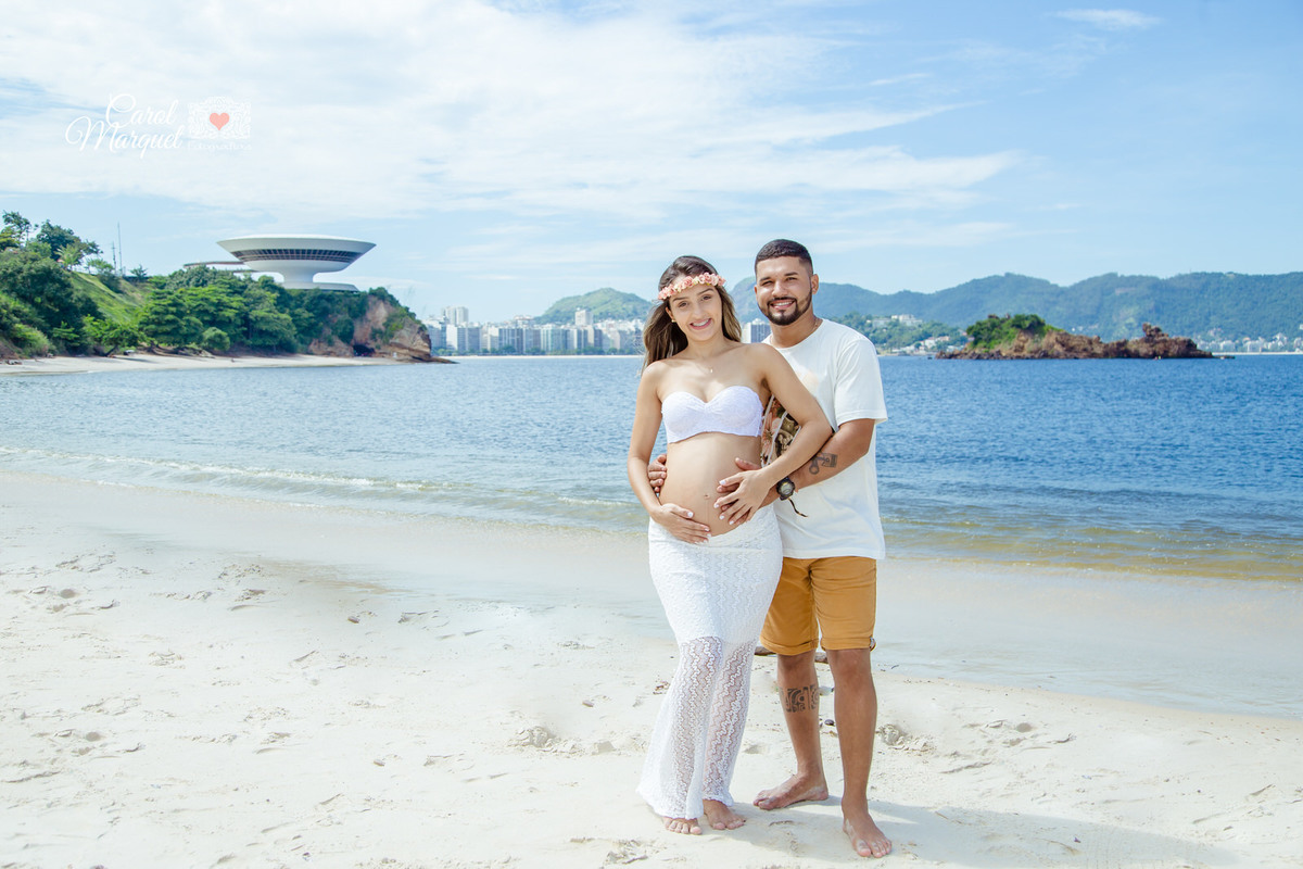 ensaio de gestante gestação praia casal sol Niterói Rio de Janeiro bebê menina pais maternidade paternidade amor carinho princesa