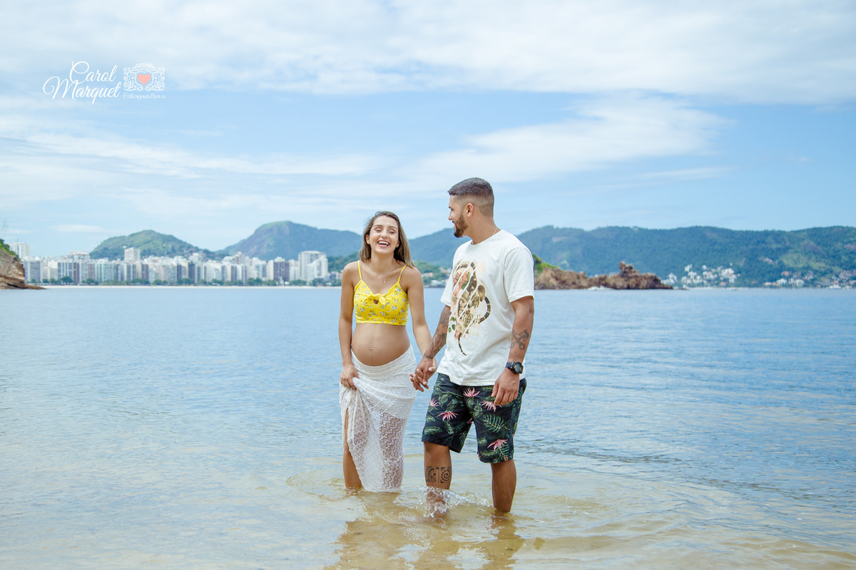 ensaio de gestante gestação praia casal sol Niterói Rio de Janeiro bebê menina pais maternidade paternidade amor carinho princesa
