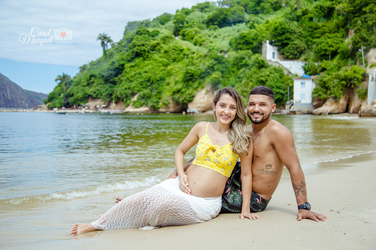 ensaio de gestante gestação praia casal sol Niterói Rio de Janeiro bebê menina pais maternidade paternidade amor carinho princesa