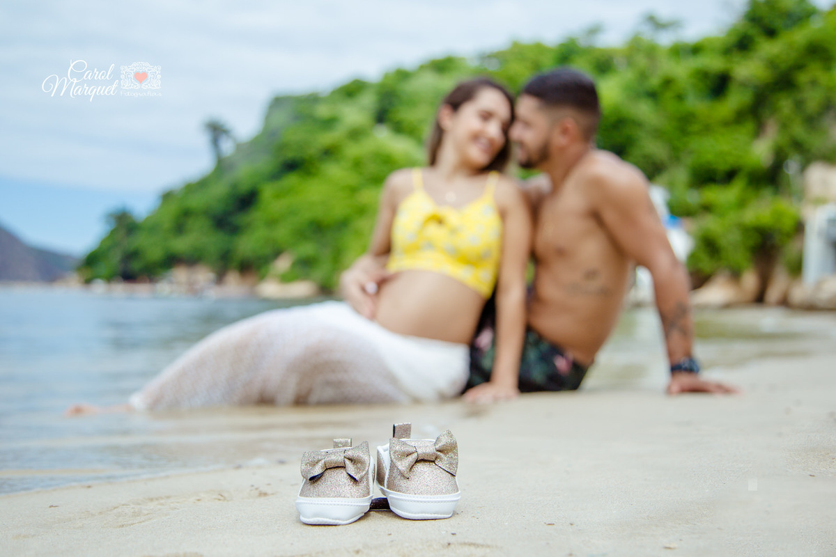ensaio de gestante gestação praia casal sol Niterói Rio de Janeiro bebê menina pais maternidade paternidade amor carinho princesa