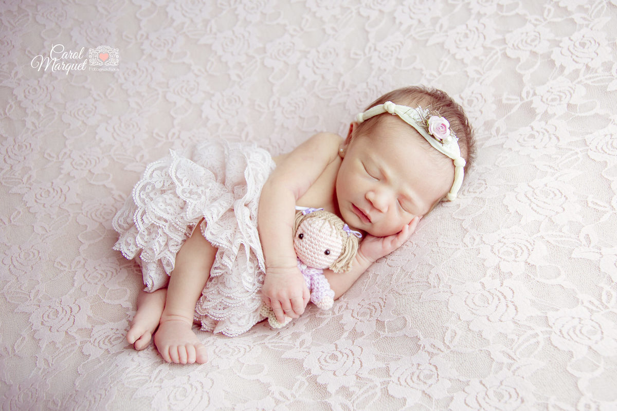 NEWBORN MENINA FOTO FOTOGRAFIA PRINCESA FLORES JARDIM BONECA AMIGURUMI HEADBAND RENDA FAMÍLIA NITERÓI RIO DE JANEIRO BRASIL