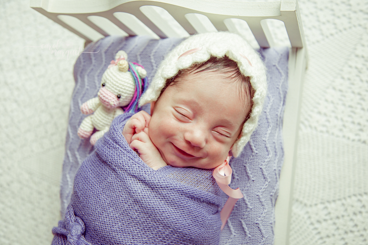 newborrn recém nascido Niterói Rio de Janeiro fotografia retrato princesa menina flor floresta bebê casulo bichinho amigurumi flores plantas família